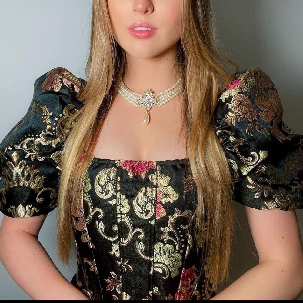 SOLD Gorgeous embroidered regal puffy sleeve corset top🖤
